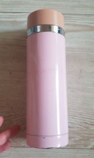 日本品牌粉色保溫瓶，輕巧精緻方便，保溫效果佳，高19直徑6公分9成新見圖（送金色保溫瓶一個20×6公分）