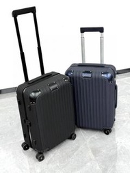 Rimowa Distinct Cabin 深藍色旅行箱，採用皮革材質 leather suitcase