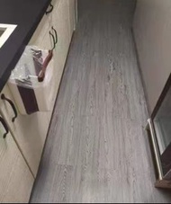 PVC地板加厚免膠漿防水耐磨尺寸：91.44*15.24CM,（每張6吋*36吋），厚度2.0mm，安全，無味，耐用，美觀，防滑可請師父代舖， 另有其他顏色可選請諮詢客服，有興趣可以荃灣門市睇樣辨，荃