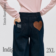 CHUUCHOP - (XS-4XL) Xinxin Barel Jeans กางเกงยีนส์ขายาวทรงบาเรล แต่งกระเป๋าหนังรูปหัวใจ (C8487)