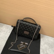 Chanel黑銀郵差包