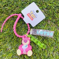迪士尼草莓熊珍珠奶茶熊抱哥造型吊飾 鑰匙圈 鑰匙扣 包包吊飾 吊扣 生日禮物 （現貨＋預購 ）