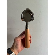 Naked portafilter EC685 includes unpressurized double shot basket wooden handle
