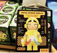 POPMART 泡泡瑪特 Mega Space Molly 太空人Molly x Kennyswork Space molly 100% Series 02 Birthday Bear 生日熊(小隱藏