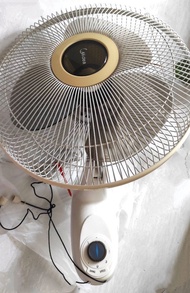 美的 掛牆 電風扇 , 白色機身,  約 65% New , Midea Wall Fan ,尺寸： 12 吋扇葉,類型： 掛牆扇,風速： 3 段風速控制,操作： 雙拉線控制（一條控制風速，一條控制擺