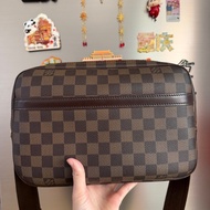 LV 咖格金釦雙層斜背記者包
