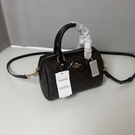 COACH-CW329MINIROWAN女士單肩斜挎手提包波士頓包經典枕頭包 size ： 17.5x12x10cm