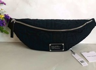 รับประกันแท้💯 คาดอก MJ MARC JACOBS 4S4HBB001H02-001 NYLON JUMBLED LOGO SLING BAG