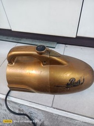 含吸頭配件二個。二手正常。 亞拓小熊維尼TURBO吸塵器CE-M550