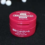 Shiseido urea hand cream moisturizes, moisturizes, and prevents cracking. 100g