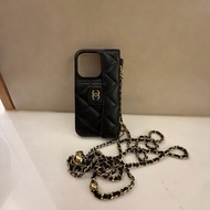 Chanel iPhone 15 Pro 雙C LOGO金球調節鏈卡夾手機殼