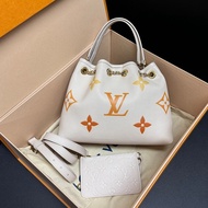 （99新閒置💝） LV ByThePool 晶片款 限量秀款 餃子包 專櫃13萬多！