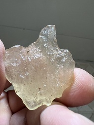 11.3 g -  天然原石 (帶細小溶蝕紋） - 利比亞沙漠玻璃/沙漠隕石 Libyan desert glass / 利比亞黄金玻璃隕石冲擊玻璃/玻璃隕石 LDG（手把件）