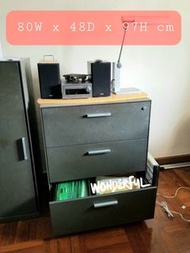 深灰色儲物鋼櫃