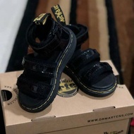 DR.MARTENS CLARISSA SANDAL Dr. Martens Kids Women's model