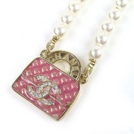 全新 △CHANEL Chanel 2024 年 B24S ABD331 B16656 Coco 標誌水鑽絎縫包包圖案仿珍珠 Logo 項鍊香檳金粉色，含包裝盒，意大利​​製造，女士