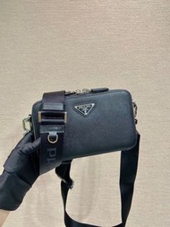 PRADA Brique Saffiano 皮革 斜孭袋 黑色