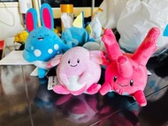 寵物小精靈公仔 Pokemon公仔 太陽珊瑚 吉利蛋 瑪力露麗 日版全新 木木梟 波加曼卡比獸 百變怪 比卡超 夢夢 沼王 熊 兔兔 瑪力露 米立龍 菊草葉 炎兔兒 祈拉比 烏波 沼王 pokemon