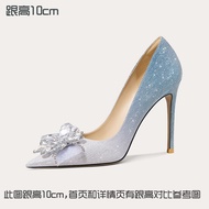 รองเท้าแต่งงานส้นสูงหัวแหลมแบบลำลองประดับคริสตัลพร้อมโบว์ผีเสื้อขนาดเล็ก Lily Wei Crystal Wedding Sh