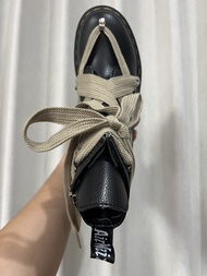 Dr. Martens รองเท้าบูทรองเท้าบูท Martin พื้นหนาของผู้ชายรองเท้าบูทแพลตฟอร์มรูปดาวหกจุดลายลิ้นจี่พื้น