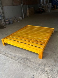 Giường palet gỗ thông chân trụ cao 20cm/25cm