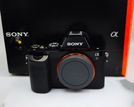 Sony A7R ความละเอียด 36.4MP ฟูลเฟรม Exmor CMOS Sensor หน่วยประมวลผลภาพ BIONZ X ใช้ได้โดยตรงกับเลนส์ E-mount ขนาดหน้าจอ 3.0 “Tiltable TFT LCD ความละเอียด EVF OLED  Built-in Wi-Fi และ NFC