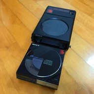 Sony - 第一部Discman D-50 (此機於1985年5月製造) 連原裝「巨靈神」外攜電池盒EPC-9LC。功能正常，播碟比較揀擇，只能播放部分CD。(介意者勿投)