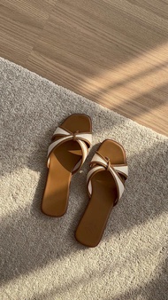 (พร้อมส่ง) TEA 🫖 Buckle Me รองเท้าแตะคีบสายกากบาท สวยมาก แพงมากค่า💕