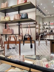 🎠Coach FIELD TOTE 22 WITH HORSE AND CARRIAGE PRINT 馬車圖案Field Tote 22  新款細托特袋