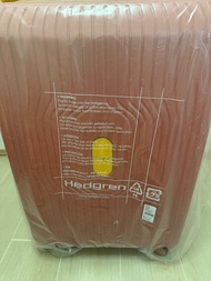 超抵！得一個全新 未開封Hedgren Good Vibes 漸變紅色30“吋可擴展行李箱 （包順豐站）