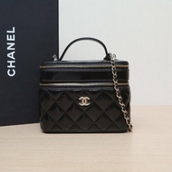 CHANEL 22B手提長盒子化妝包雙層拉鏈帶鏡子16黑色羊皮鐳射標金扣肩背包