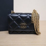 CHANEL 22P雙C琺瑯扣WOC15.5黑色羊皮31開琺瑯扣肩背包