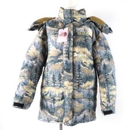 全新未使用 GUCCI x THE NORTH FACE 2021-2022 秋冬系列 663921。這款寬鬆的森林印花連帽羽絨外套為綠色，並附有衣架。正品。