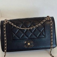 Chanel香奈兒黑金琺瑯扣雙C口蓋包