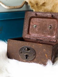 cash box 50's 磚紅歲月懷舊斑剝午日時光 古董繡鐵日製釦準錢箱