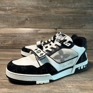 98新LOUIS VUITTON LV Trainer 黑白牛仔 魔術貼 熊貓 UK8碼，42碼， 鞋面很新，鞋底輕微磨損
