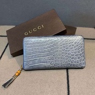 Gucci 藍色鱷魚皮竹節流蘇拉鍊長夾錢包，有盒 皮証影本。尺寸21-11.5。未使用閒置，原價差不多近十萬。