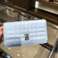 【預購】Burberry Lola Clutch TB字母縫線皮革鍊帶斜背包 (天空藍色) 側背包 肩背包 單肩包 手拿包