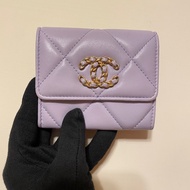 全配）CHANEL(香奈兒）19系列淡紫色菱格紋小羊皮雙C雙層卡夾