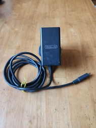 Nintendo Switch 的原廠 AC 變壓器（充電器）。