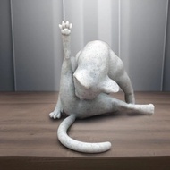 HENRYQ Realistic Ass Licking Cat Figurine Handmade Resin Cat Statue Art Statues Funny Funny Cat Butt Sculpture Outdoor