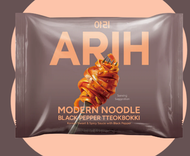 BTS 防彈少年團 ARIH 現代寬扁麵系列  黑椒年糕 黑胡椒嘅辛辣撞落炒年糕醬 平行進口 此日期或之前食用：2026年11月26日 或以後