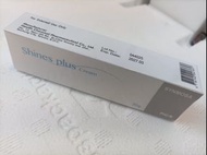 Shines plus Cream SYNMOSA 含有效成份 Hydroquinone，可以減輕皮膚色素，用於治療皮膚色素過深或是作美白皮膚。藥理是皮膚的黑