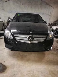 奔驰B180 B200 246拆车件|||，齐全 要啥拆啥前嘴总成 前后杠 大灯 机盖 叶子板 尾盖，侧边裙。天窗，车顶，座椅，空调，中网，锁块，叶子板 车门 全车电器件，内饰件，底盘件，尾灯，冷气泵