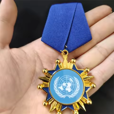 United Nations Peacekeeping Medal Commemorative Badges Replica Exquisite Zinc Alloy Badge Souvenir C