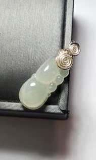 香港🎊🥳🎉❤️❤️白冰翡翠葫蘆吊咀翡翠能護身,避邪，招財，有不滅能量給佩者帶來開心快樂的正能量，公認的護身符。翡翠不是水晶。玉石不用消磁淨化而是要［養玉］可為養玉就是要配戴玉石翡翠，讓身體接近它使它生