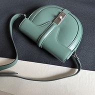 Celine 牛油果綠色牛皮Besace 16馬鞍包半月包