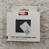 CYNOVA Two Way Charging Hub (box dented)