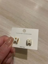 Hermes mini pop H earrings 耳環 （奶白配金邊）$750