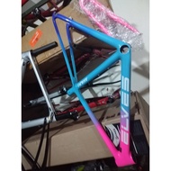 Elves Avari XS carbon road bike frameset 700c Used less than a month - got slight crack at the frame